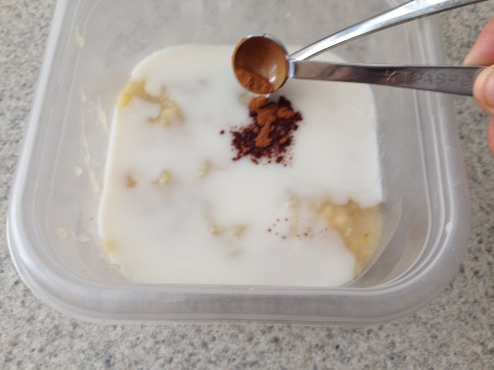 Mix the coconut butter with the banana. Add the cinnamon and salt.