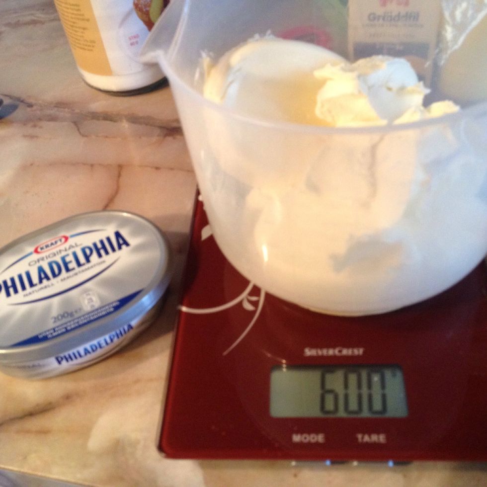 Mix the cram cheese, the sour cream, the eggs, the vanilla powder, the sweetener and the lemon juice together. Use the latter two to taste. You should go for a nice sweet & sour lemony taste!