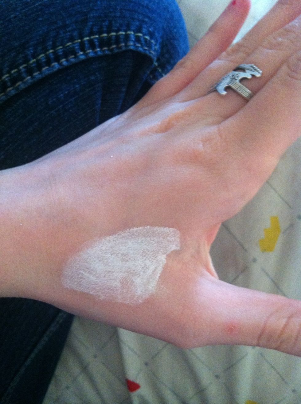 Mix the cream make up and primer wipe from lid to brow.