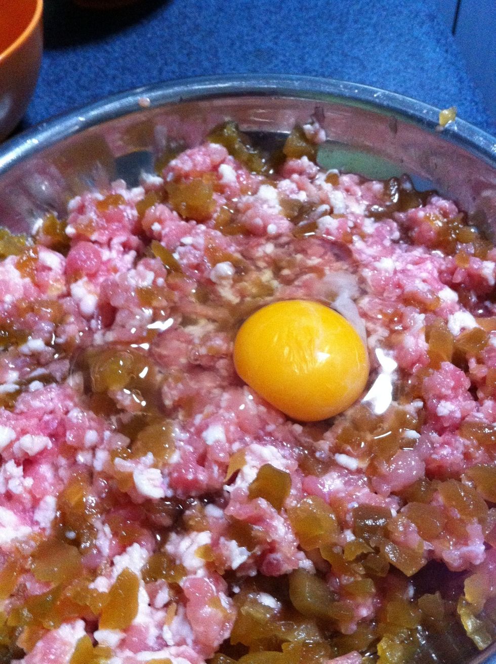 Mix the diced preserved lettuce and eggs with the minced meat. If you don't like to get your hands dirty, just use a fork.