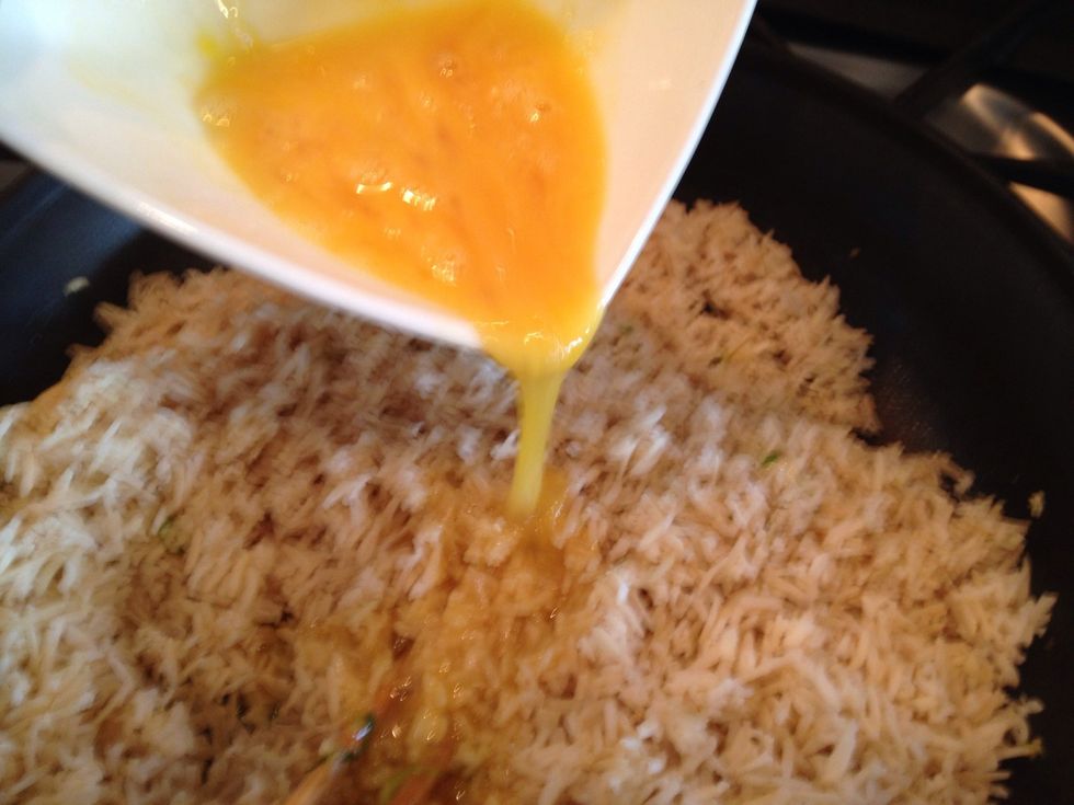 Mix the egg with rice