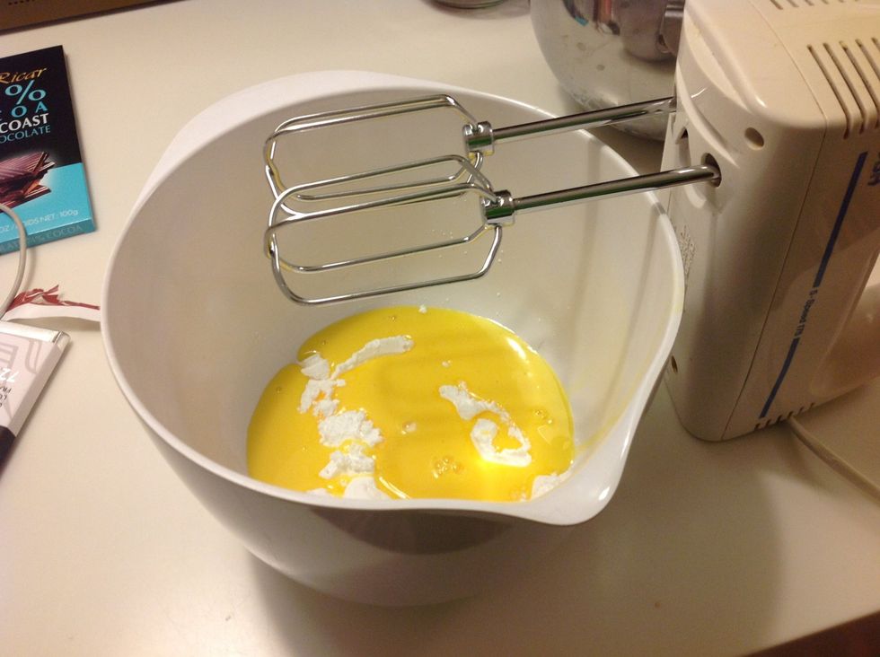 Mix the eggs and the icing sugar