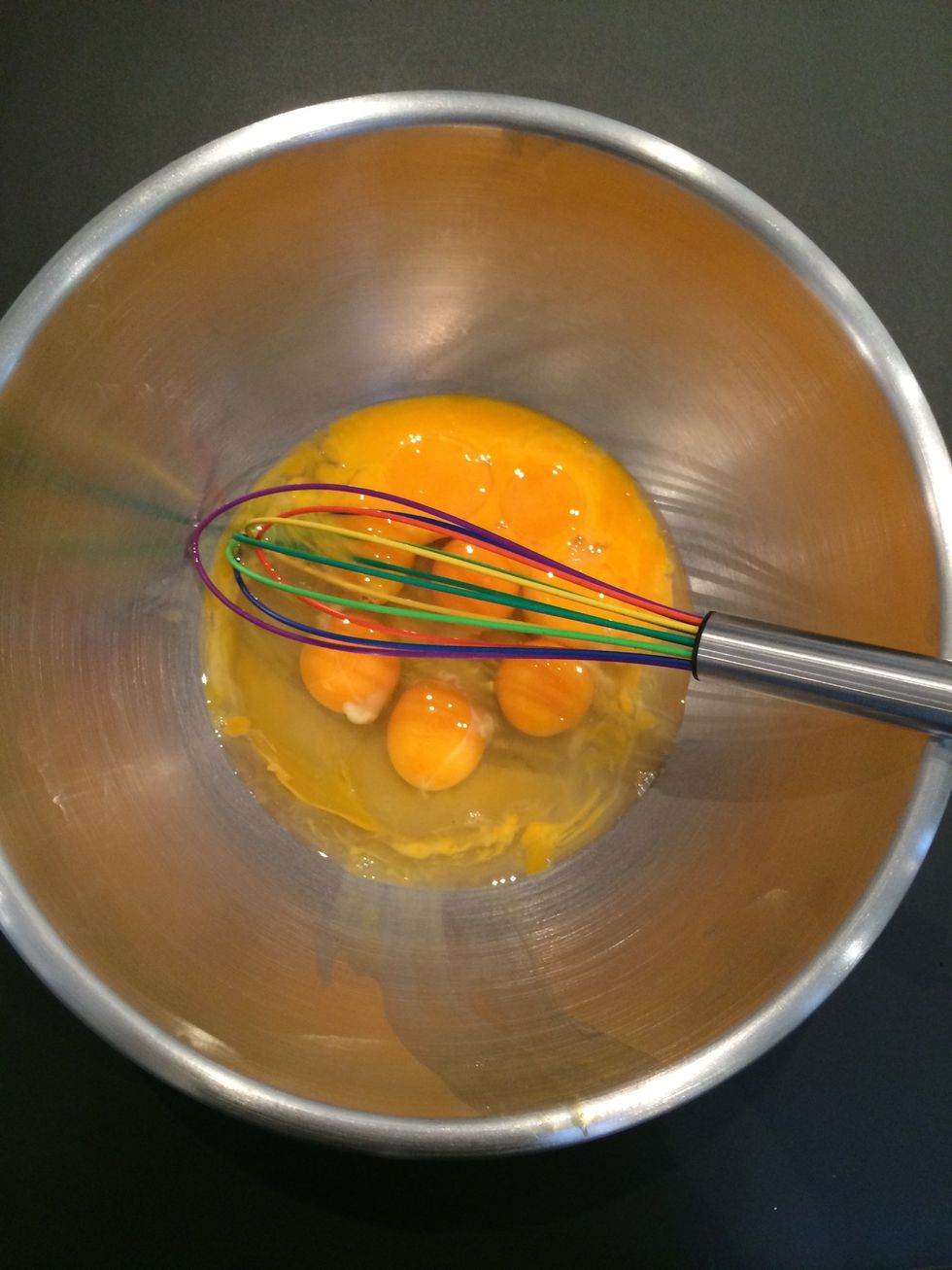 Mix the eggs just enough to have a homogeneous mixture. And let stand for 10 mins.. The time to prepare the caramel