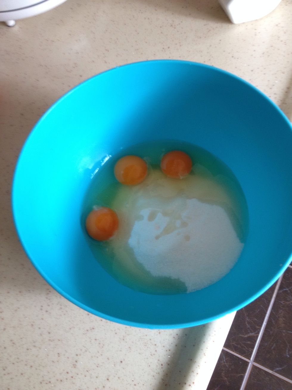 Mix the eggs with the sugar