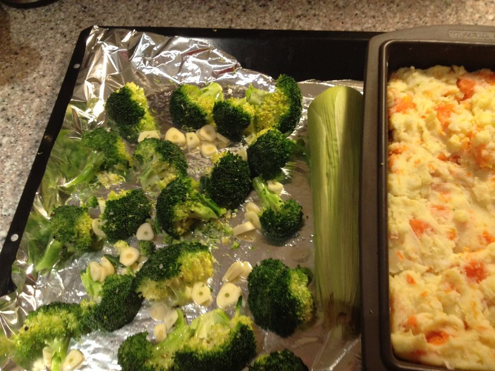 Mix the florets with oil, salt, pepper and slices of garlic. See tap for amount \u2b07Bake In 320\u00b0F/200\u00b0C for 20-25 minutes or until the tips are brown and the florets are soft.