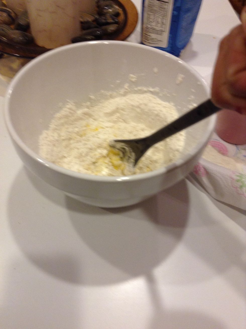 Mix the flour and eggs together.