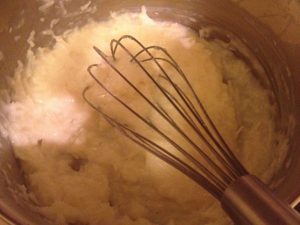 Mix the flour and the milk together in a pot, warm it while whisking continuously until bechamel thickens, take off the heat, add the coconut and let it cool. Add the gelatin mix.