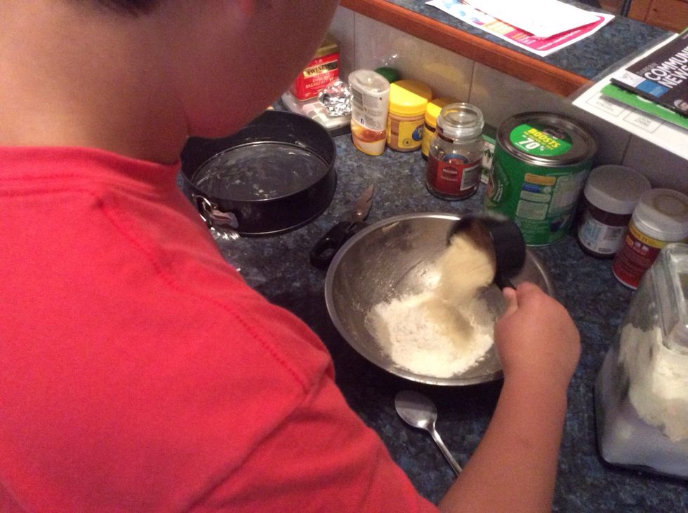 Mix the flour, ground almonds, cinnamon and salt together.