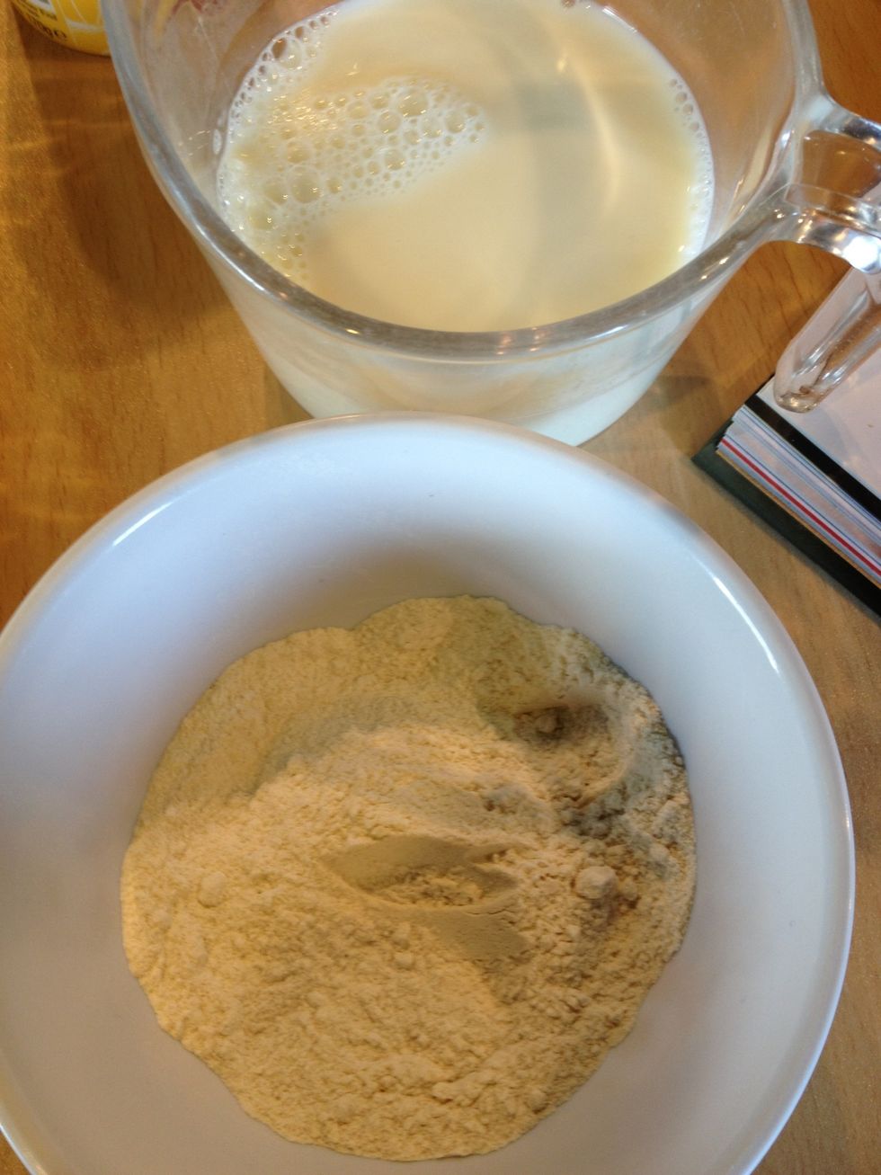 Mix the flour, pinch of salt and baking powder. We're going to add 1/3 of the flour hen 1/3 of the milk until all is mixed in.