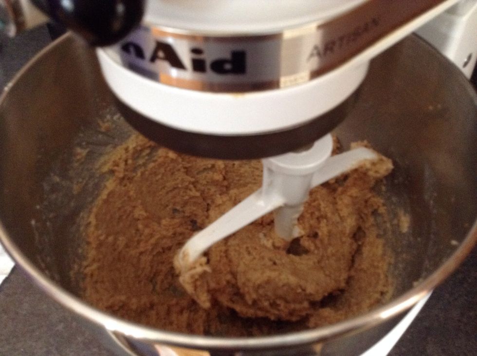 Mix the flour, salt, vanilla, baking soda, brown sugar and sugar together in a bowl.