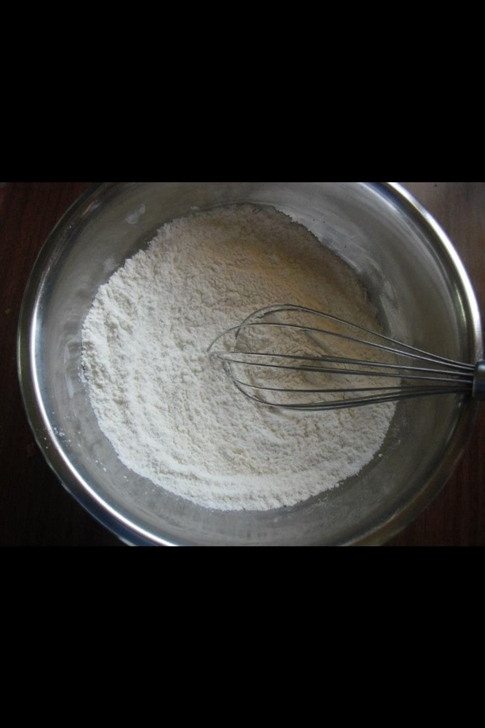 Mix the flour, sugar, salt and baking powder in a bowl. If you have a whisk, use it, and make sure the ingredients are well mixed. Otherwise you can use a fork.