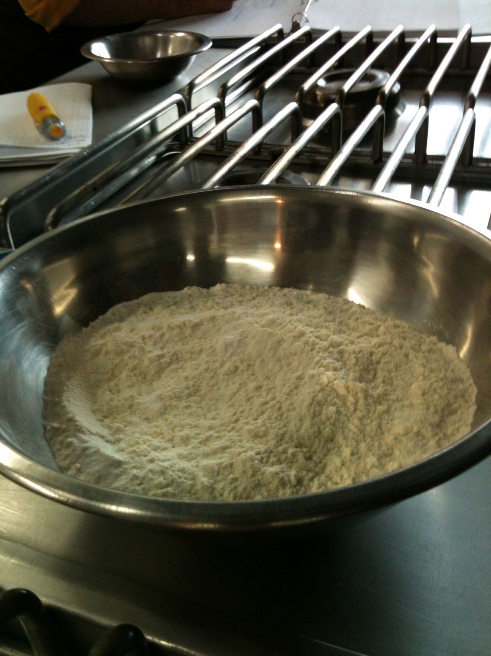 Mix the flour with the baking powder