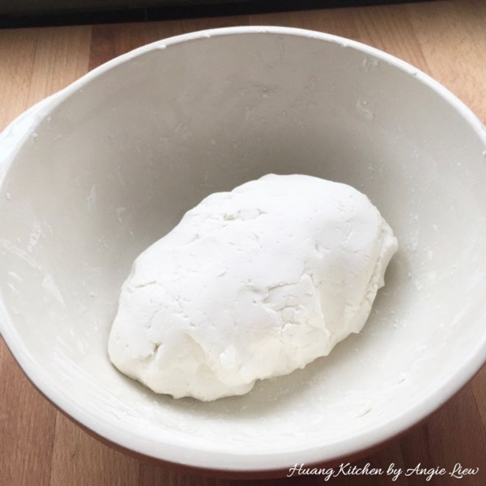 Mix the glutinous rice flour into a firm and stiff dough.