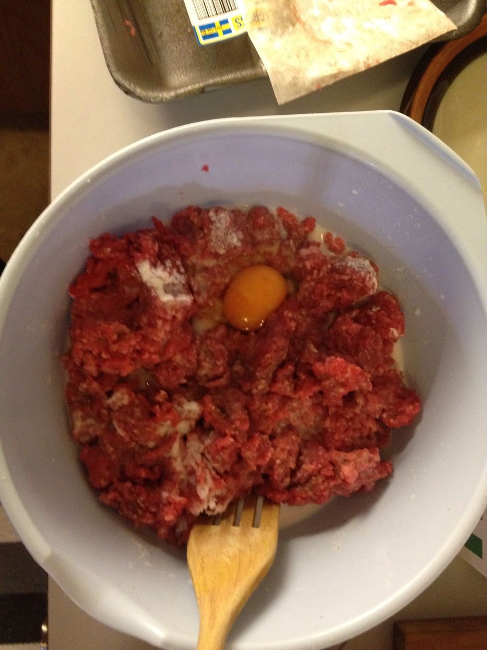 Mix the ground beef with the egg, breadcrumbs (or potato flour), salt and pepper. Also add the beef stock (I'm not sure that's the correct translation though, the product I'm using is thicker).