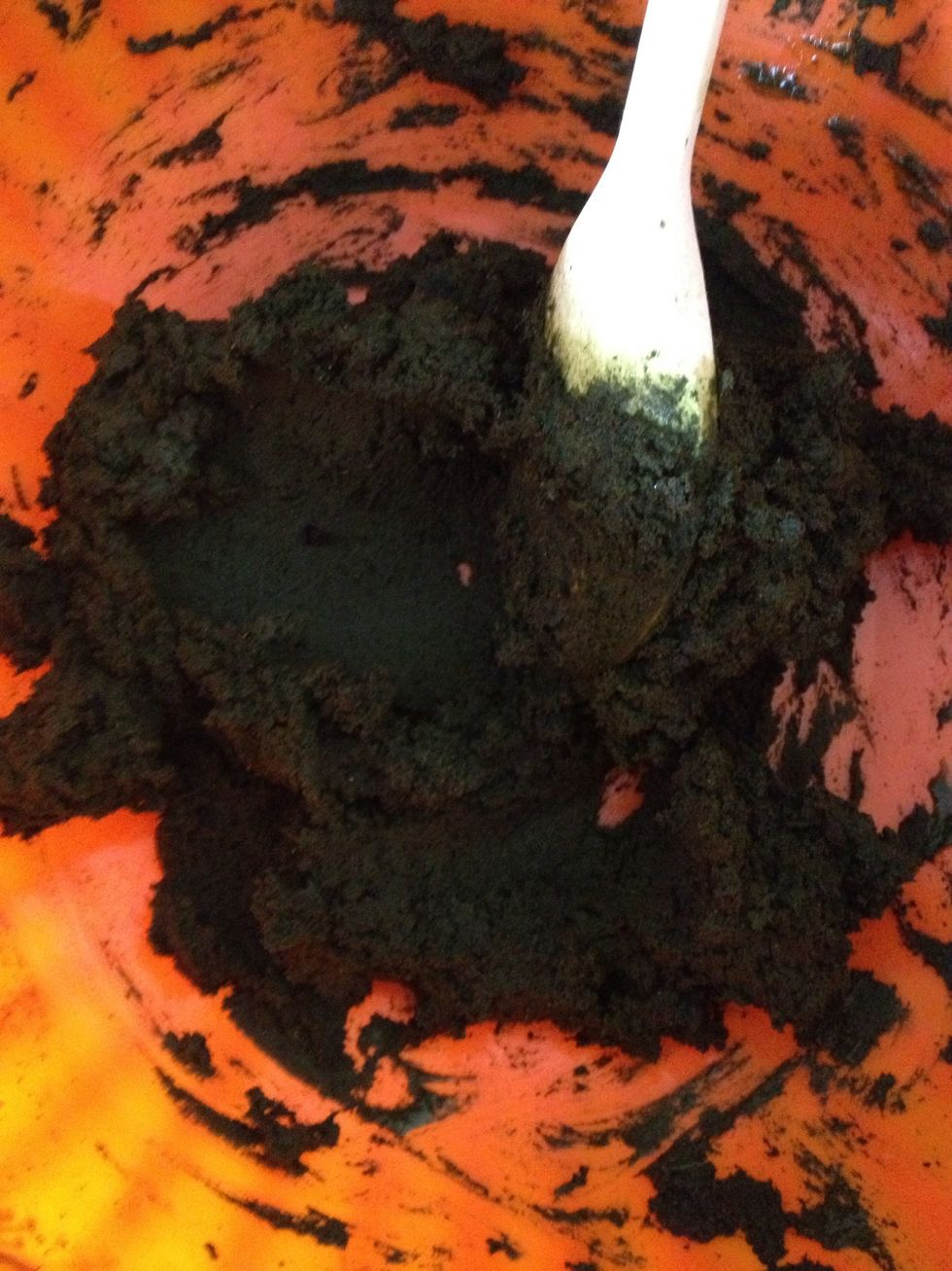Mix the henna into a paste in a bowl that will not stain or taint, unless you don't care. The consistency should be like whipped cream. It was still too dry/thick here.