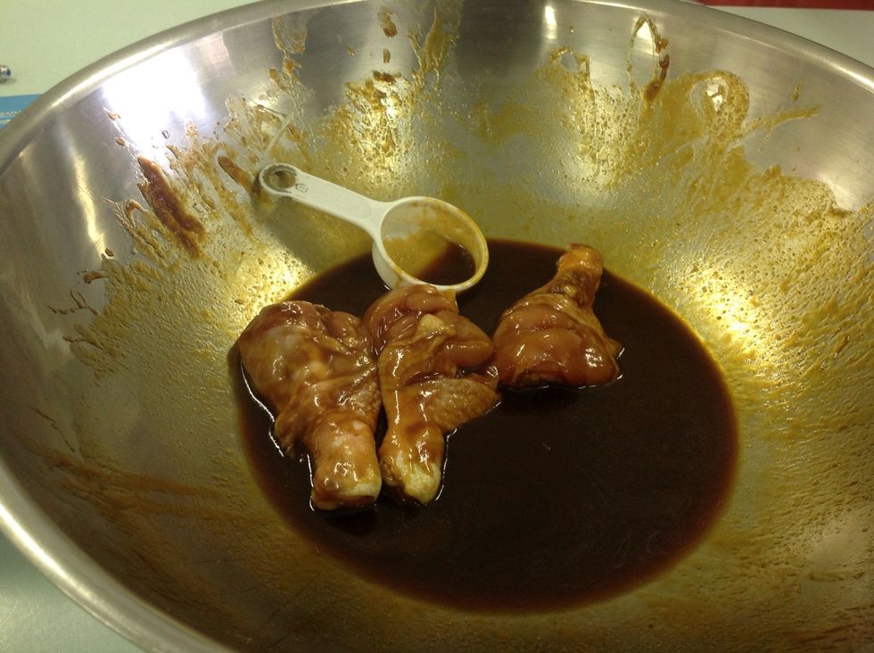 Mix the hoisin sauce, golden syrup and oil together in a big bowl. Then place your drumstick in the marinate and coat the chicken all over.