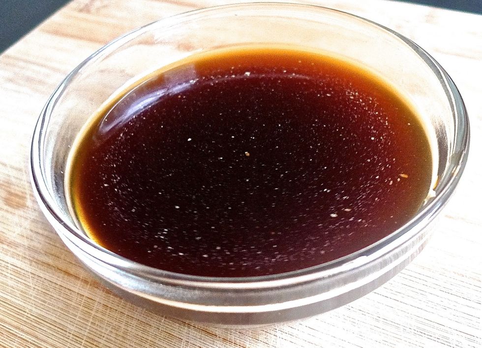 Mix the ingredients for seasoning in a bowl.