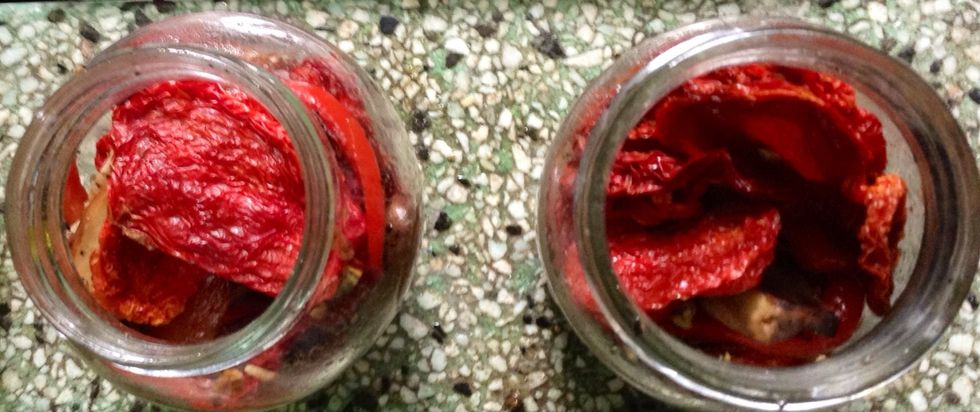 Mix the ingredients in 2 glass recipients. Add the dried tomatoes too. Then add enough olive oil to cover all the ingredientes in the recipient. Add a balsamic vinegar tea spoon to each recipient.