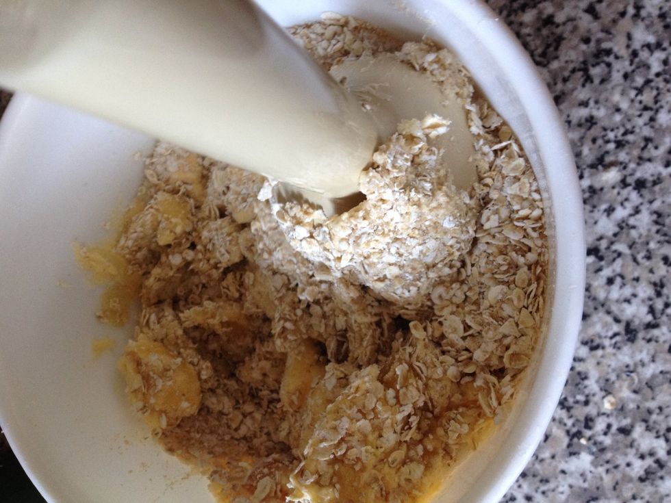 Mix the ingredients together. You're supposed to use a food processor but mine isn't big enough. Be careful not to blend the oats too much so that they lose their texture \ud83d\ude04