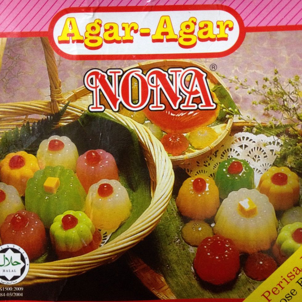 Mix the jelly mixture with 400ml water in the pot.