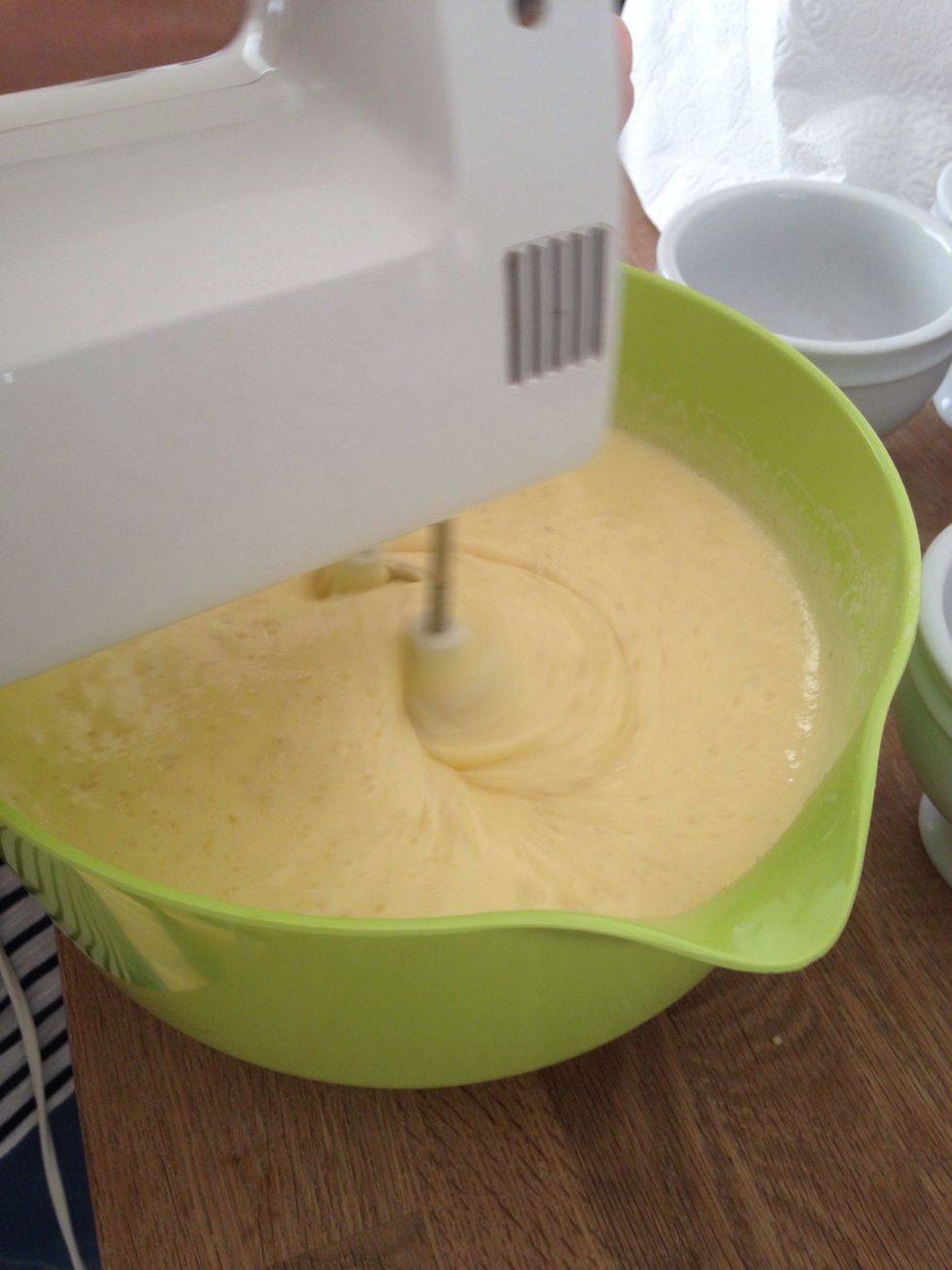 Mix the marcipan and the butter alternately in the eggs and sugar. Carefully mix in the flour and the milk.