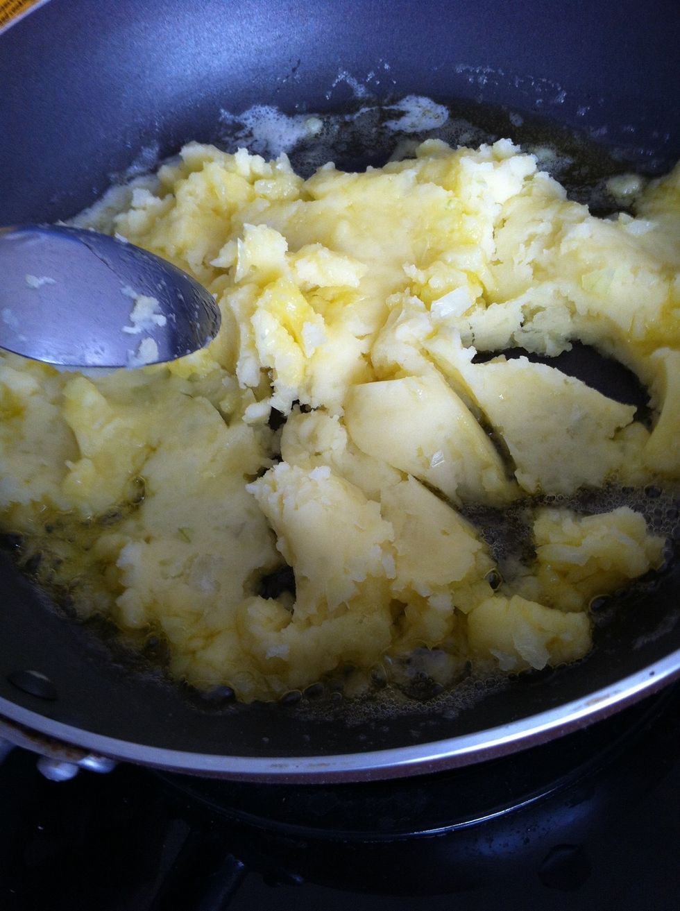 Mix the mashed potatoes with onion