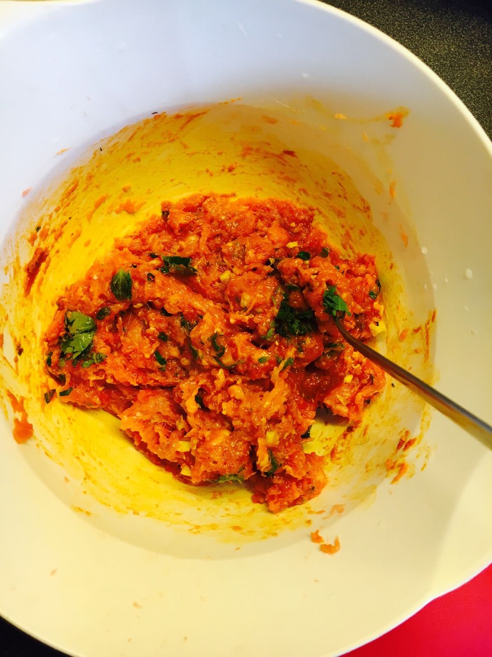 Mix the mince, chopped oregano and pesto/chili paste together. (The pesto I used contain many different spices, so feel free to add garlic powder , salt etc if using plain chili paste)