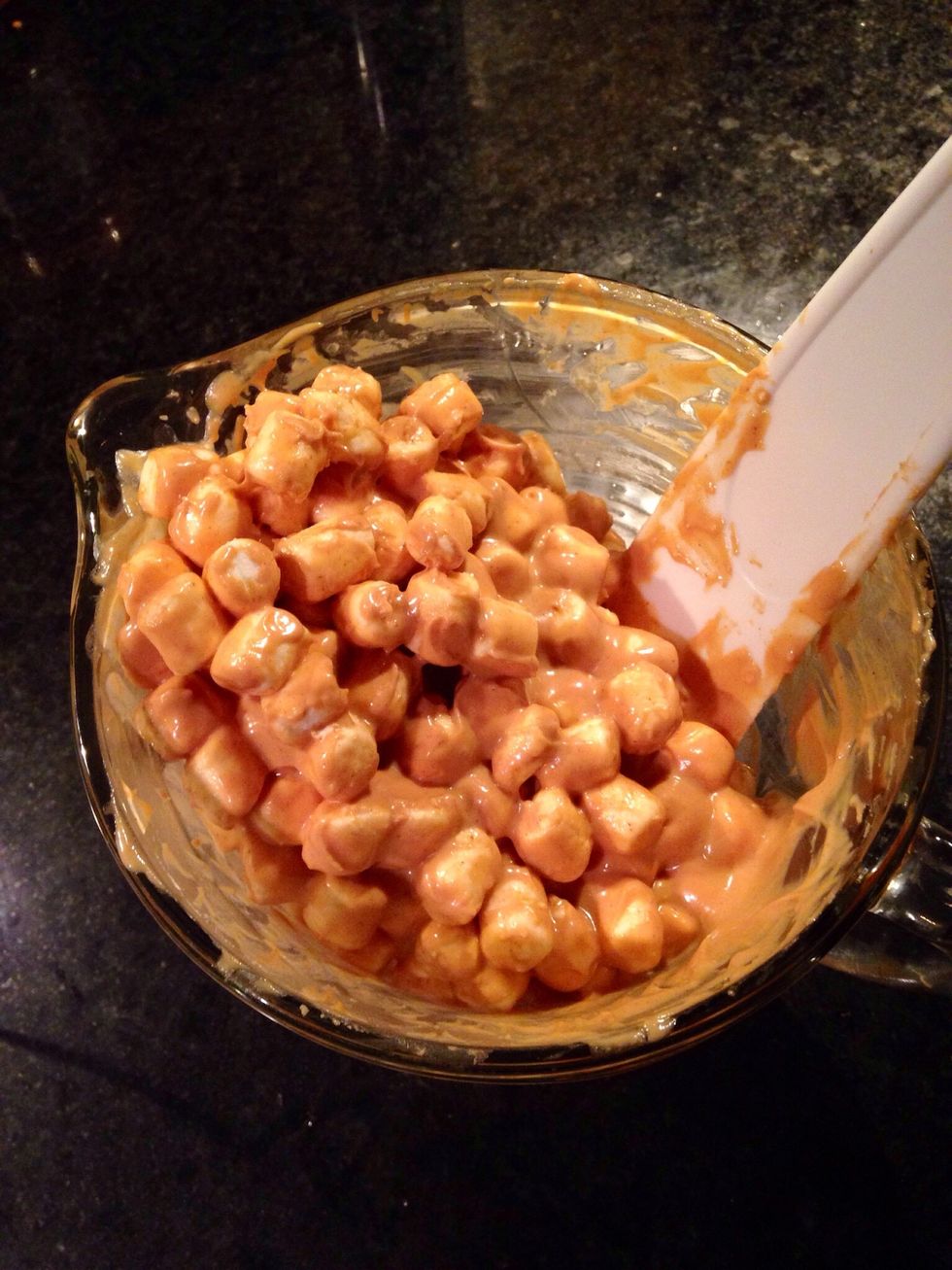 Mix the mini-marshmallows and peanut butter sauce.