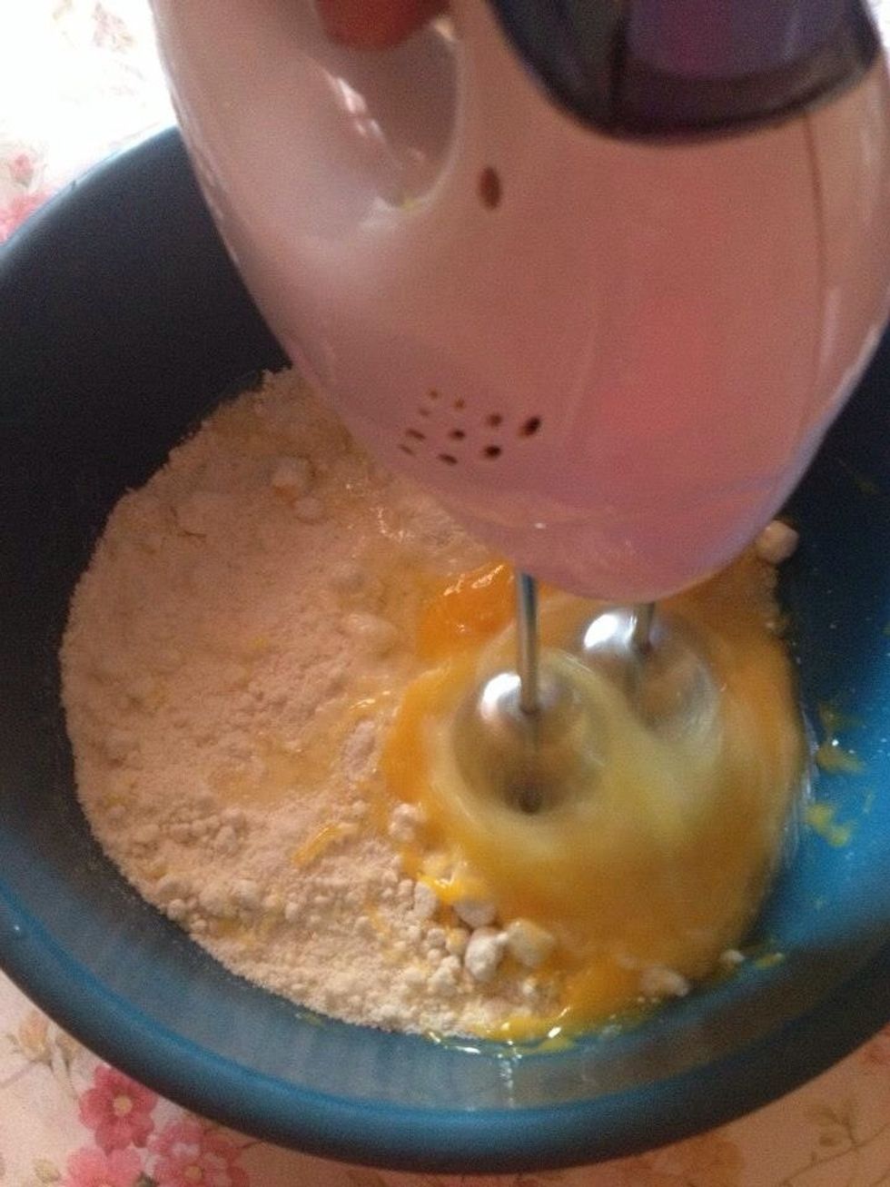 Mix the mixture well with eggs