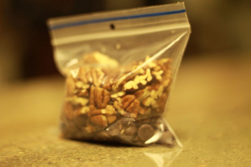 Mix the nuts and rest of the chocolate chips in a small Baggie ( or make one out of cling film). This is the topping mix.