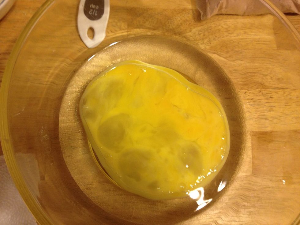 Mix the oil and egg together.
