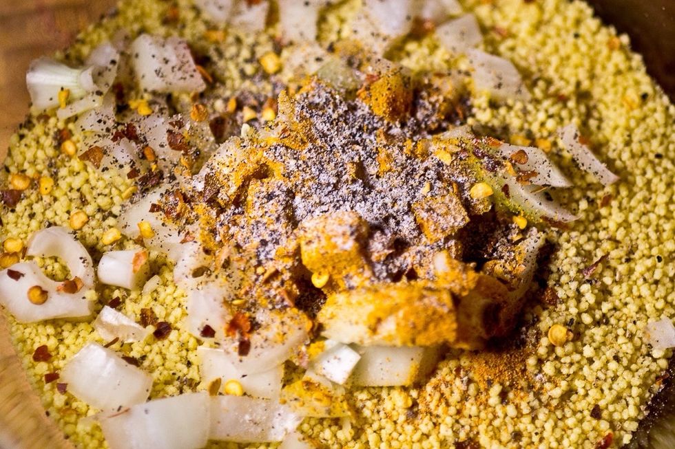 Mix the onions and all dry ingredients together in a steel or glass bowl.