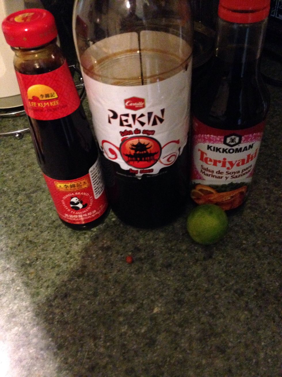 Mix the oyster sauce, soy sauce, teriyaki sauce, lime and chilli to make the sauce