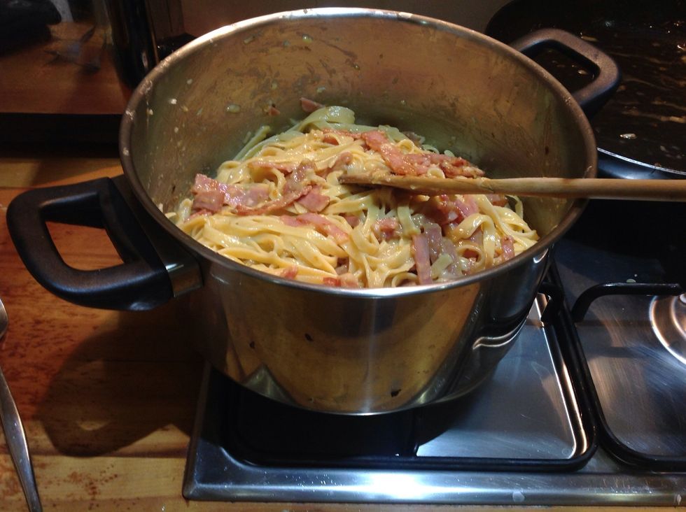 Mix the pasta bacon and cream sause together