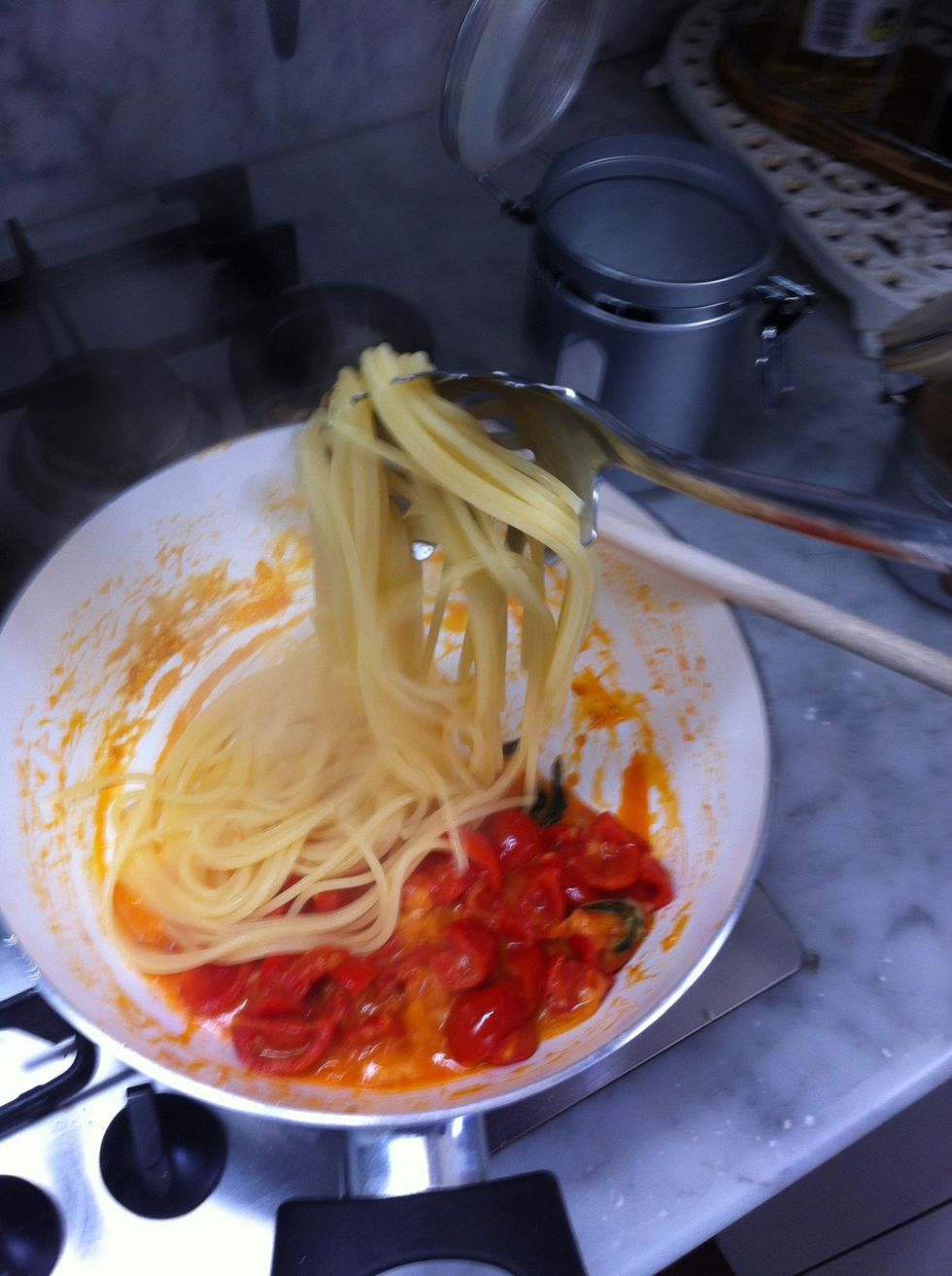 Mix the pasta with the souce for 2 mins