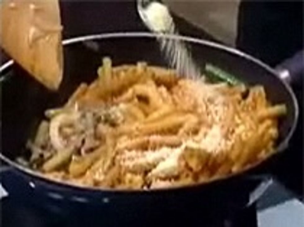 Mix the pasta you fried with the fried beef. Then add spice into it. Add some coriander when u finish then go to the nxt step <3