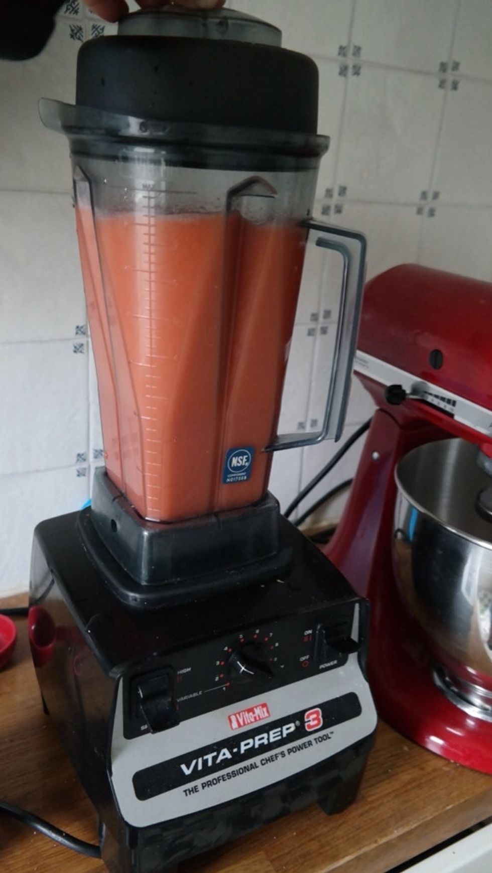 Mix the pur\u00e9e, sugar and the lemon juice for 2 minutes.