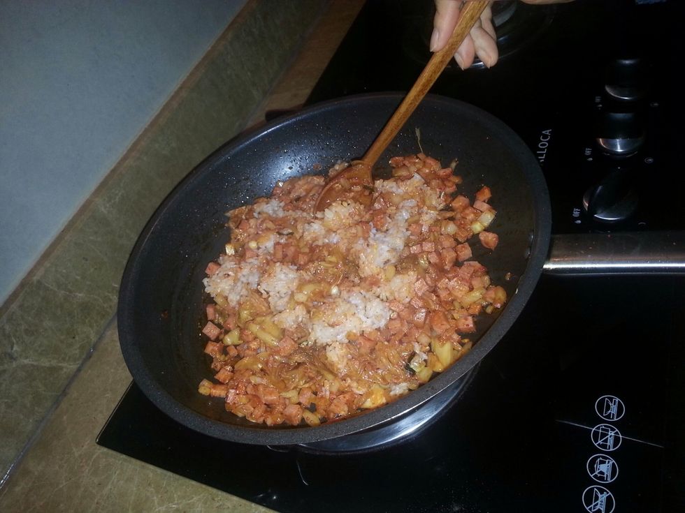 Mix the rice with a spoon so the rice' color changes.