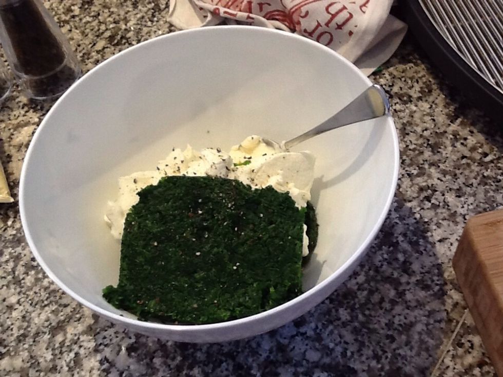 Mix the ricotta and the spinach with salt and pepper