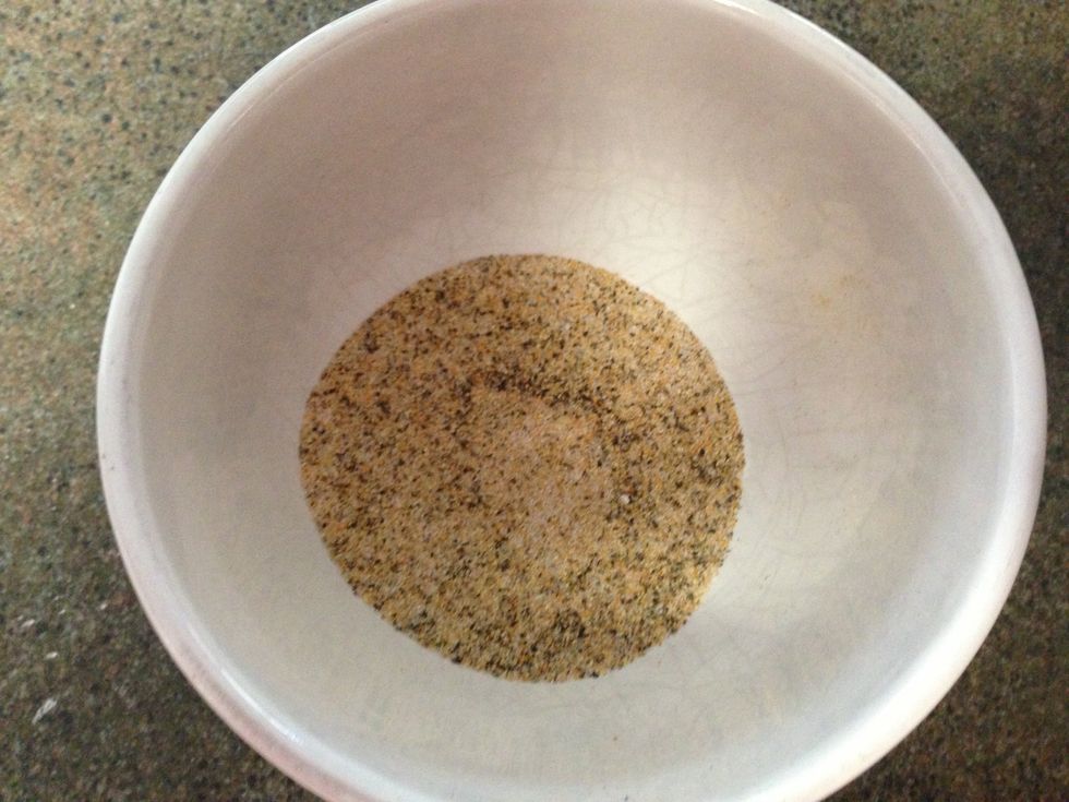 Mix the salt, pepper, seasoned salt and garlic powder in a small bowl.