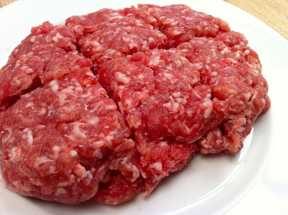 Mix the sausage meat with salt, pepper and quatre \u00e9pices. Share it into 6 equal portions and roll out each portion (wet your hands).