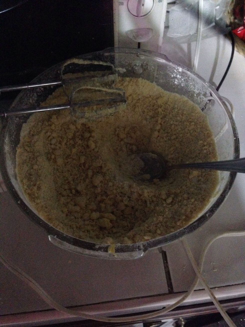 Mix the sifted flour, the salt and the butter.