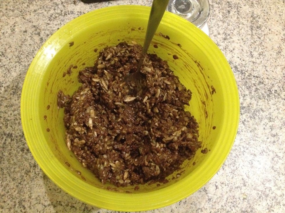Mix the sirup, salt, cocoa powder and chocolate together with the grains