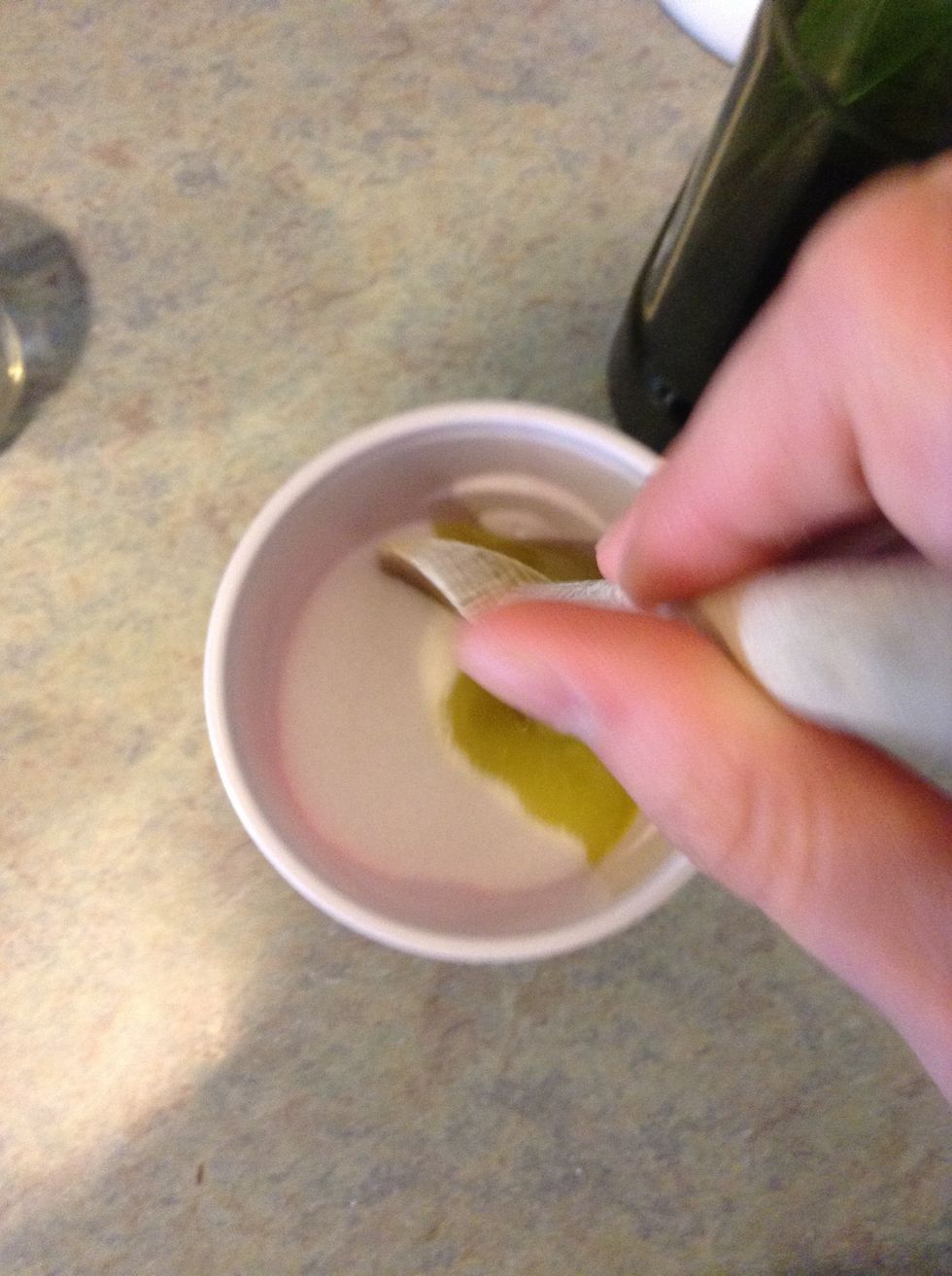 Mix the sugar and olive oil together.