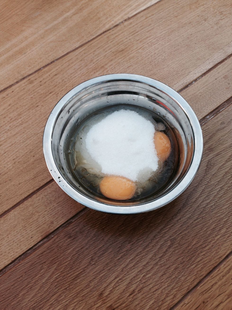 Mix the sugar with the eggs