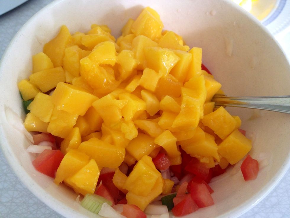 Mix the tomatoes/onions with the mango.