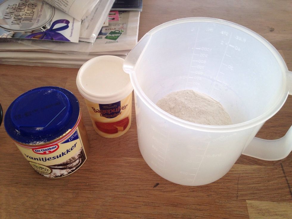Mix the vanilla sugar, baking powder and flour in another bowl.