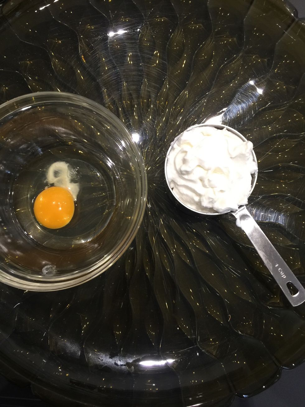Mix the yogurt with the egg