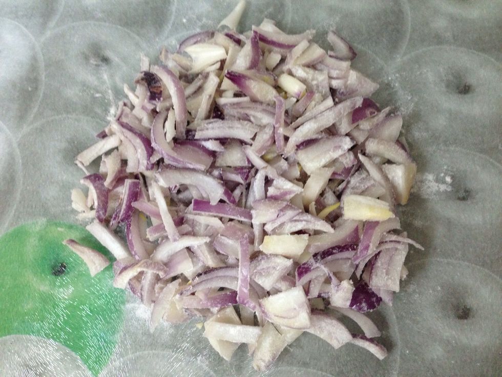 Mix them well ( flour will make onion crispy )--------------------------- \u0646\u0645\u0632\u062c \u0627\u0644\u0628\u0635\u0644 \u0645\u0639 \u0627\u0644\u062f\u0642\u064a\u0642 \u062c\u064a\u062f\u0627 ( \u0627\u0644\u062f\u0642\u064a\u0642 \u064a\u062c\u0639\u0644 \u0627\u0644\u0628\u0635\u0644 \u0645\u0642\u0631\u0645\u0634 )