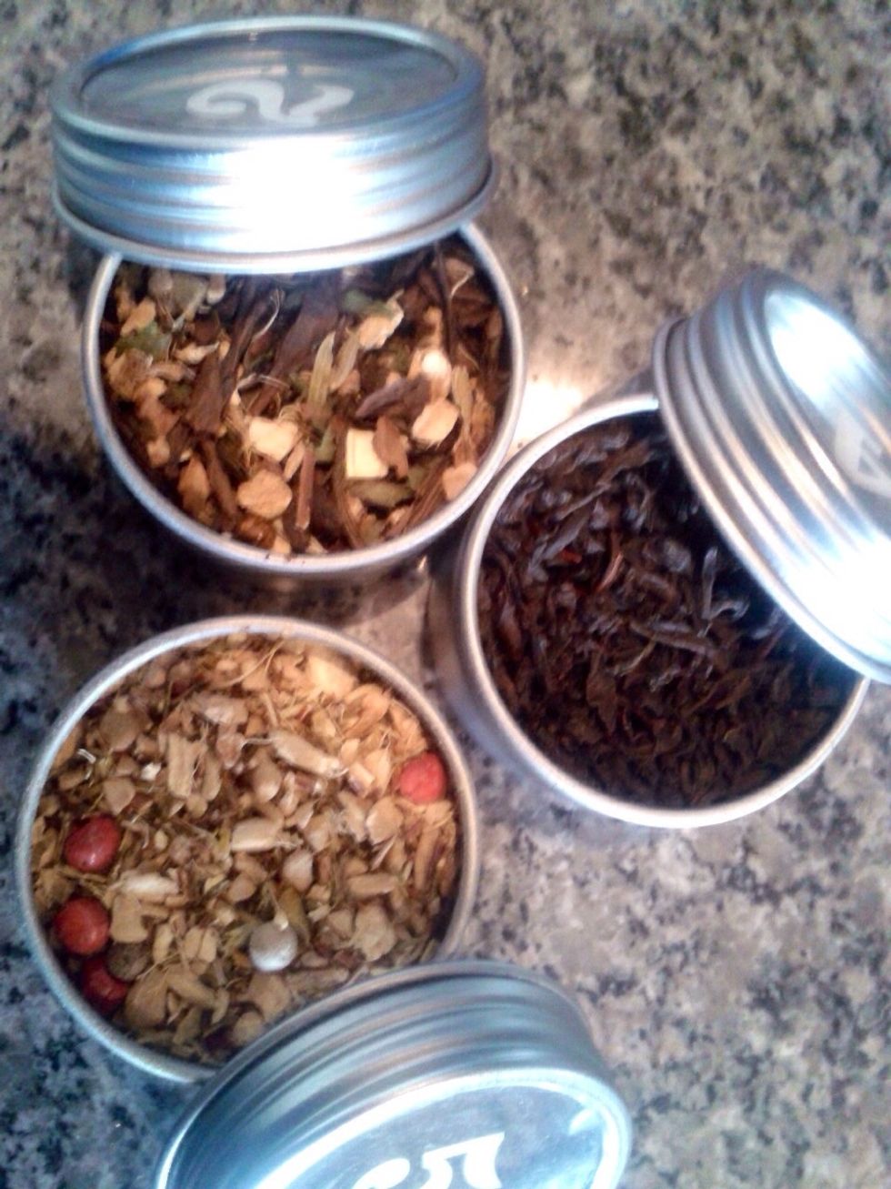 Mix together 1 cup of your favorite tea leaves. Pick teas based on the smells you enjoy and that will suit your needs. I love what green tea does for my skin so it's always in my mix!